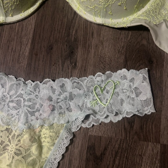 NWOT Victoria secret push up bra with new matching thong - Picture 2 of 7